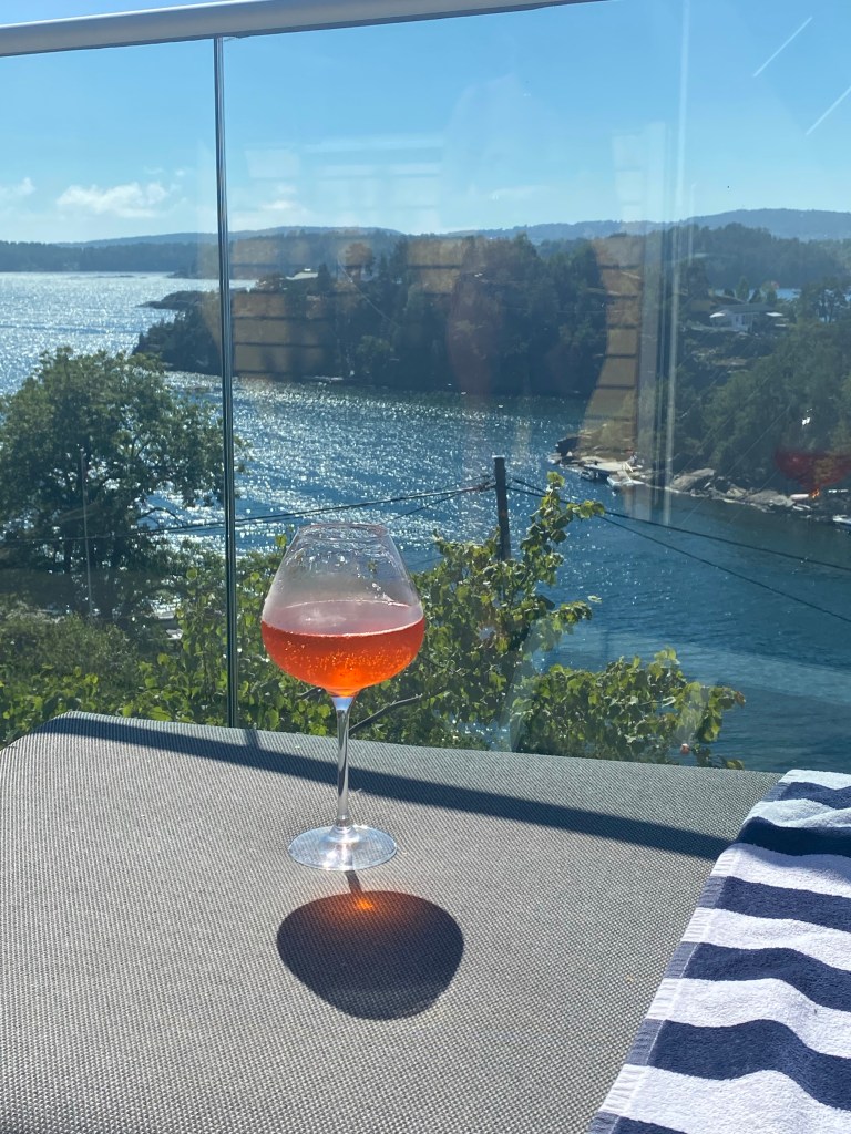 I april 2022 ble glassrekkverket montert av Håndverker1. Veldig fornøyd med resultatet!