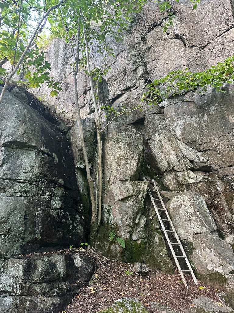 Veien opp til "Slottet" en naturlig "borg" fra jernalderen.